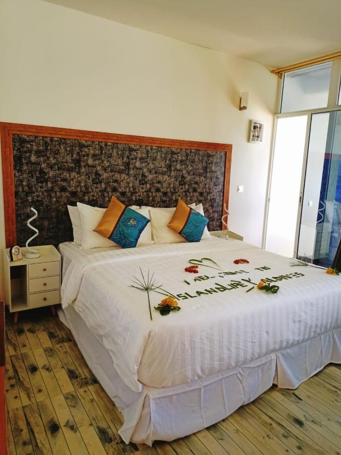 Magoodhoo Island Life Maldives Retreat & Spa מראה חיצוני תמונה